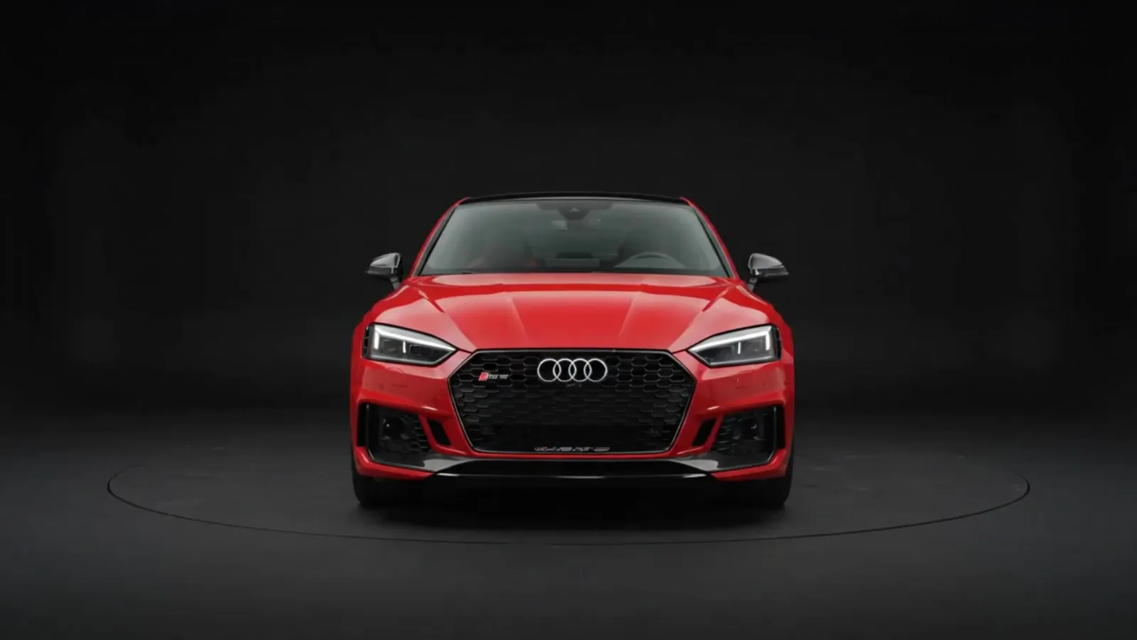 Audi RS5 rojo girando 360 grados