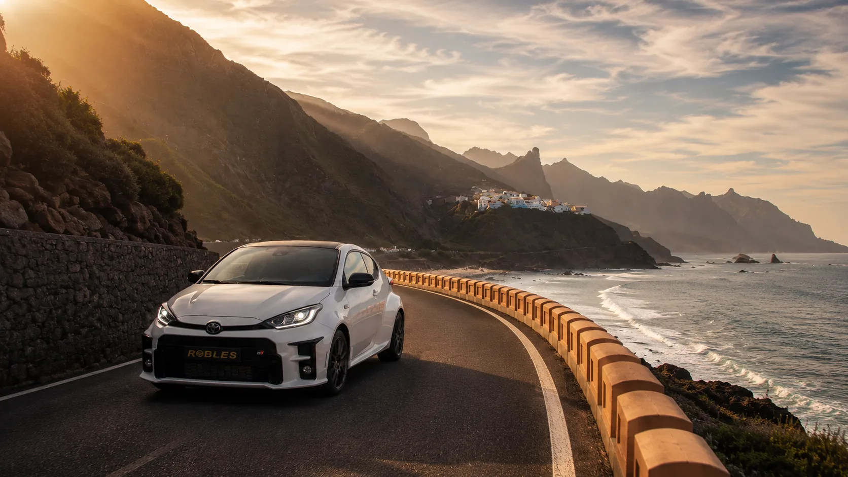 Toyota Yaris al atardecer junto a la costa de Tenerife
